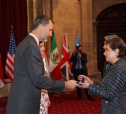 Su Majestad el Rey entrega la insignia de la Fundación a Patricia Espinosa, secretaria ejecutiva de la Convención Marco de Naciones Unidas sobre el Ca