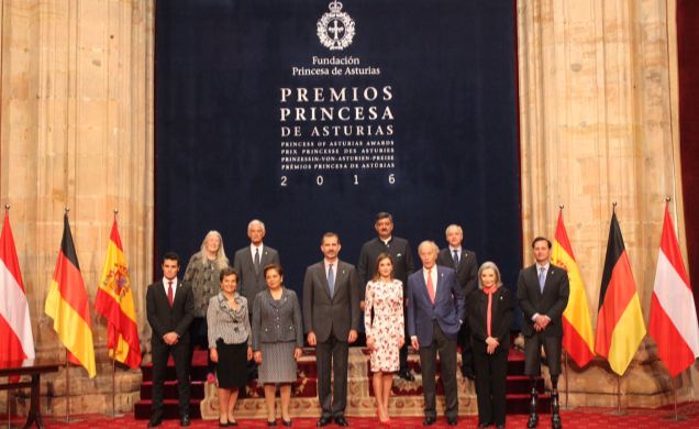 Fotografía de grupo de Sus Majestades los Reyes junto a los premiados