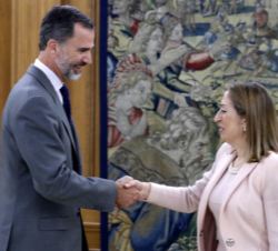 Su Majestad el Rey recibe el saludo de la presidenta del Congreso de los Diputados, Ana María Pastor Julián