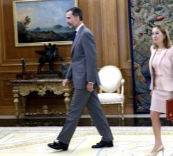 Su Majestad el Rey junto a la presidenta del Congreso de los Diputados, Ana María Pastor Julián