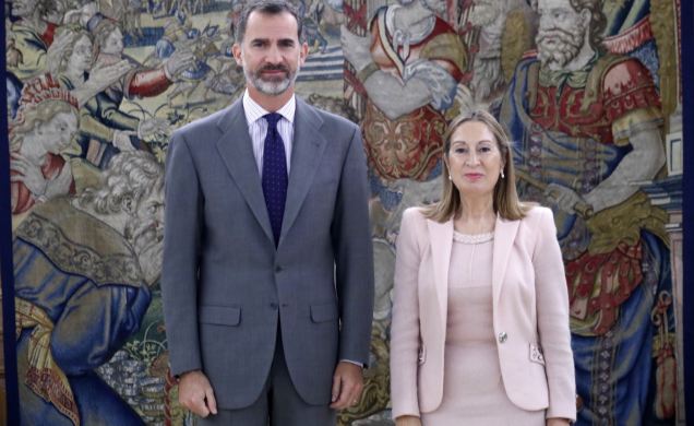 Su Majestad el Rey junto a la presidenta del Congreso de los Diputados, Ana María Pastor Julián