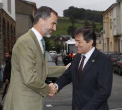 Don Felipe recibe el saludo del presidente del Principado de Asturias, Javier Fernández