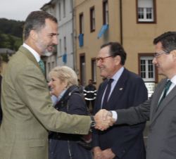 Don Felipe recibe el saludo del presidente de la Junta General del Principado de Asturias, Pedro José Sanjurjo
