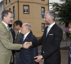 Don Felipe recibe el saludo del alcalde de San Martín de Oscos, Javier Martínez