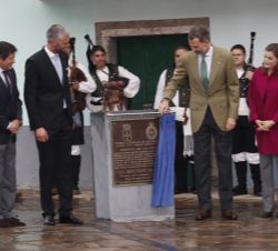 Don Felipe descubre una placa conmemorativa de la visita de Sus Majestades los Reyes con motivo de la entrega del Premio al Pueblo Ejemplar de Asturia