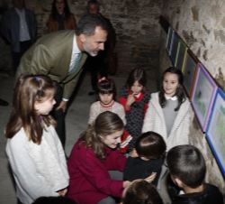 Los Reyes observan una exposición de dibujos escolares realizada por los niños del Colegio Rural Agrupado "Oscos"
