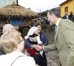 Su Majestad el Rey saluda a los vecinos de San Martín de Oscos