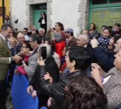 Su Majestad el Rey saluda a los vecinos de San Martín de Oscos