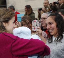 Doña Letizia, con un bebé en brazos, durante su saludo a los vecinos de San Martín de Oscos