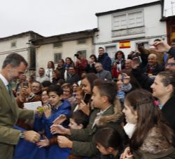 Su Majestad el Rey saluda a los vecinos de San Martín de Oscos