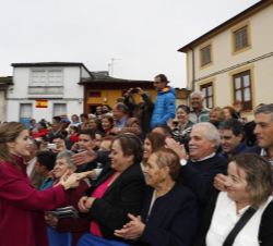 Su Majestad la Reina saluda a los vecinos de San Martín de Oscos