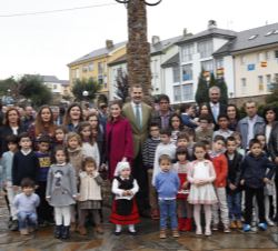 Sus Majestades los Reyes, con los niños del colegio "Oscos"