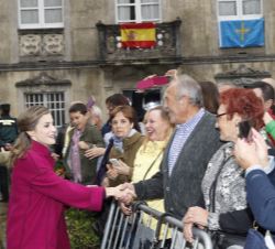 Su Majestad la Reina saluda a los vecinos de Villanueva de Oscos