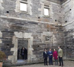 Los Reyes, con el alcalde y el cronista oficial de la comarca, durante su visita al Monasterio de Santa María de Villanueva