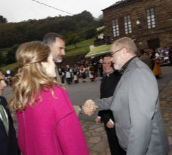 Don Felipe y Doña Letizia, con el párroco y el expárroco de Villanueva y San Martín de Oscos