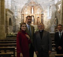 Sus Majestades los Reyes, durante su visita a la Iglesia de Santa María de Villanueva