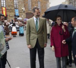 Los Reyes, con el alcalde, contemplan el trabajo de un pintor durante su saludo a los miembros de las asociaciones vecinales 