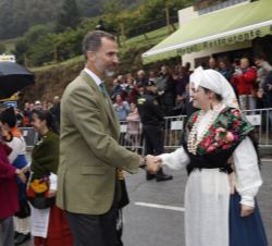 Sus Majestades los Reyes saludan a los vecinos de Villanueva de Oscos