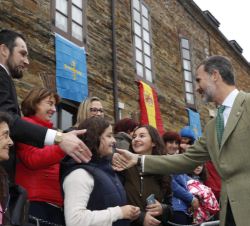 Su Majestad el Rey saluda a los vecinos de Villanueva de Oscos