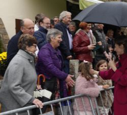 Su Majestad la Reina saluda a los vecinos de Villanueva de Oscos
