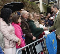 Su Majestad el Rey saluda a los vecinos de Villanueva de Oscos