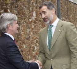 Su Majestad el Rey recibe el saludo del alcalde de Santa Eulalia de Oscos, Marcos Niño