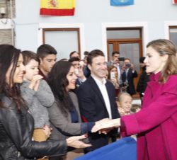 Su Majestad la Reina saluda a los vecinos de Santa Eulalia de Oscos