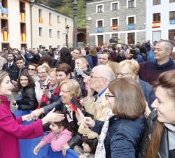 Su Majestad la Reina saluda a los vecinos de Santa Eulalia de Oscos