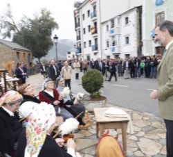 Don Felipe, con unas hilanderas que recreaban el proceso del hilado de la lana