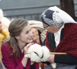 Doña Letizia conversa con una de las hilanderas