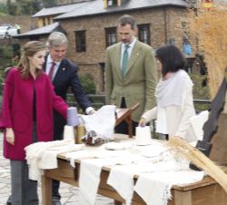 Don Felipe y Doña Letizia observan unos tejidos realizados artesanalmente