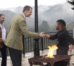Sus Majestades los Reyes observan el trabajo de un taller de forja