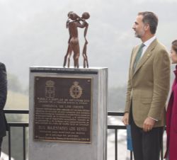 Los Reyes, tras descubrir una placa conmemorativa de la visita de Sus Majestades los Reyes con motivo de la entrega del Premio al Pueblo Ejemplar de A