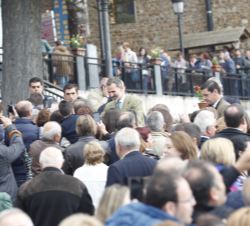 Su Majestad el Rey saluda a los vecinos de Santa Eulalia de Oscos