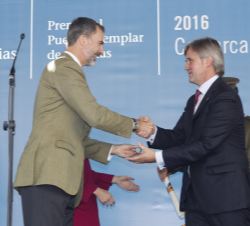Su Majestad el Rey entrega el diploma del Premio al Pueblo Ejemplar de Asturias 2016 al alcalde de Santa Eulalia de Oscos, Marcos Niño