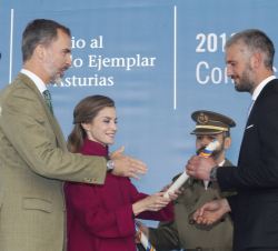 Su Majestad la Reina entrega el diploma del Premio al Pueblo Ejemplar de Asturias 2016 al alcalde de San Martín de Oscos, Javier Martínez