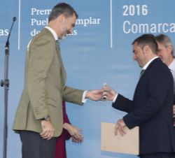 Su Majestad el Rey entrega el diploma del Premio al Pueblo Ejemplar de Asturias 2016 al alcalde de Villanueva de Oscos, José Antonio González