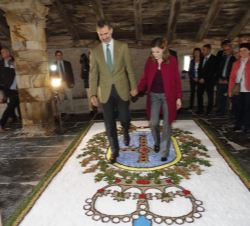 Don Felipe y Doña Letizia, sobre una alfombra floral