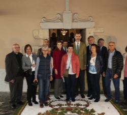 Los Reyes, junto con las personas que les acompañaron en su visita a la Iglesia de Santa Eulalia