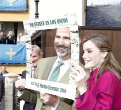 Don Felipe y Doña Letizia, con un recuerdo turístico 