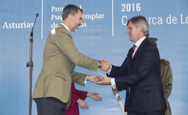 Su Majestad el Rey entrega el diploma del Premio al Pueblo Ejemplar de Asturias 2016 al alcalde de Santa Eulalia de Oscos, Marcos Niño