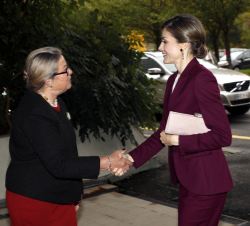 Su Majestad la Reina recibe el saludo de la subdirectora de Familia y Salud de Mujeres y Niños de la OMS, Anne Marie Worning