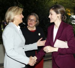 Su Majestad la Reina recibe el saludo de la directora del departamento de Salud Pública y Medio Ambiente de la OMS, María Neira