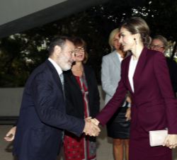 Su Majestad la Reina recibe el saludo del director del departamento de Nutrición para la Salud y el Desarrollo de la OMS, Francesco Branca