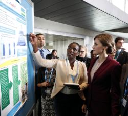 Doña Letizia atiende a las explicaciones del póster científico de Ruanda