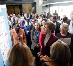 Doña Letizia atiende a las explicaciones del póster científico de España