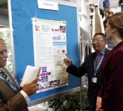 Doña Letizia atiende a las explicaciones del póster científico de Bangladesh