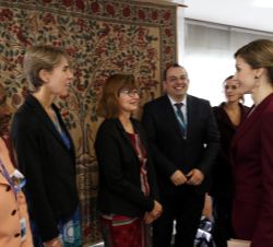 Su Majestad la Reina durante el encuentro con los responsables de la iniciativa y altos cargos de la OMS