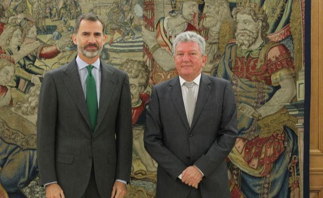 Don Felipe junto a Pedro Quevedo Iturbe, representante de Nueva Canarias - NCa