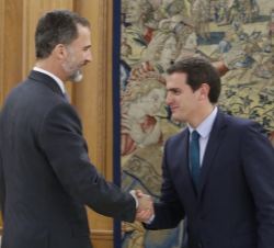 Su Majestad el Rey recibe el saludo del representante de Ciudadanos-Partido de la Ciudadanía, Albert Rivera Díaz
